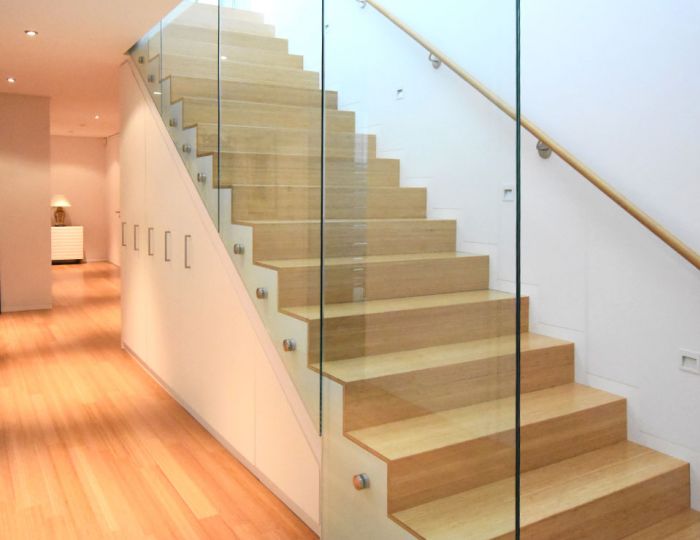 Treppenunterschrank in Spanplatte weiß matt beschichtet